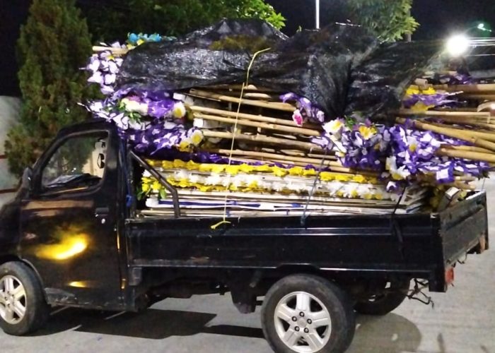 Photos of employees actively arranging flowers and delivery 2